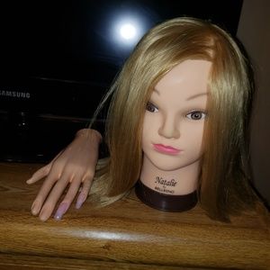 Dollhead and hand for cosmetology